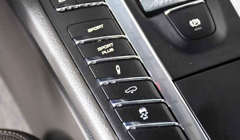 
								Buy 2021 Porsche Cayenne full									