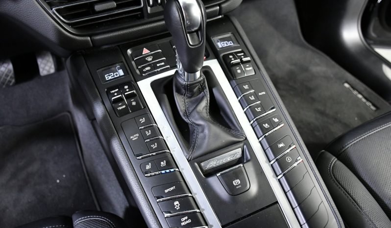 
								Buy 2021 Porsche Cayenne full									