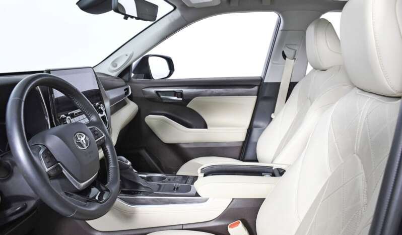 
								Buy 2021 Toyota Highlander LE full									
