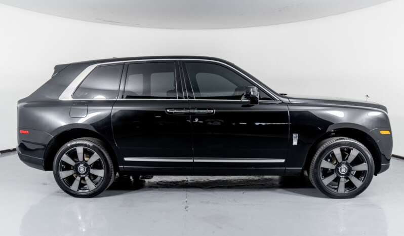 
								Buy 2022 Rolls Royce Cullinan BASE full									