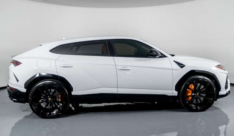 
								Buy 2022 Lamborghini Urus full									